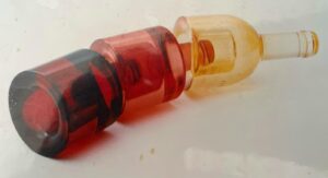 LA BOUTEILLE EN TROIS PARTIES